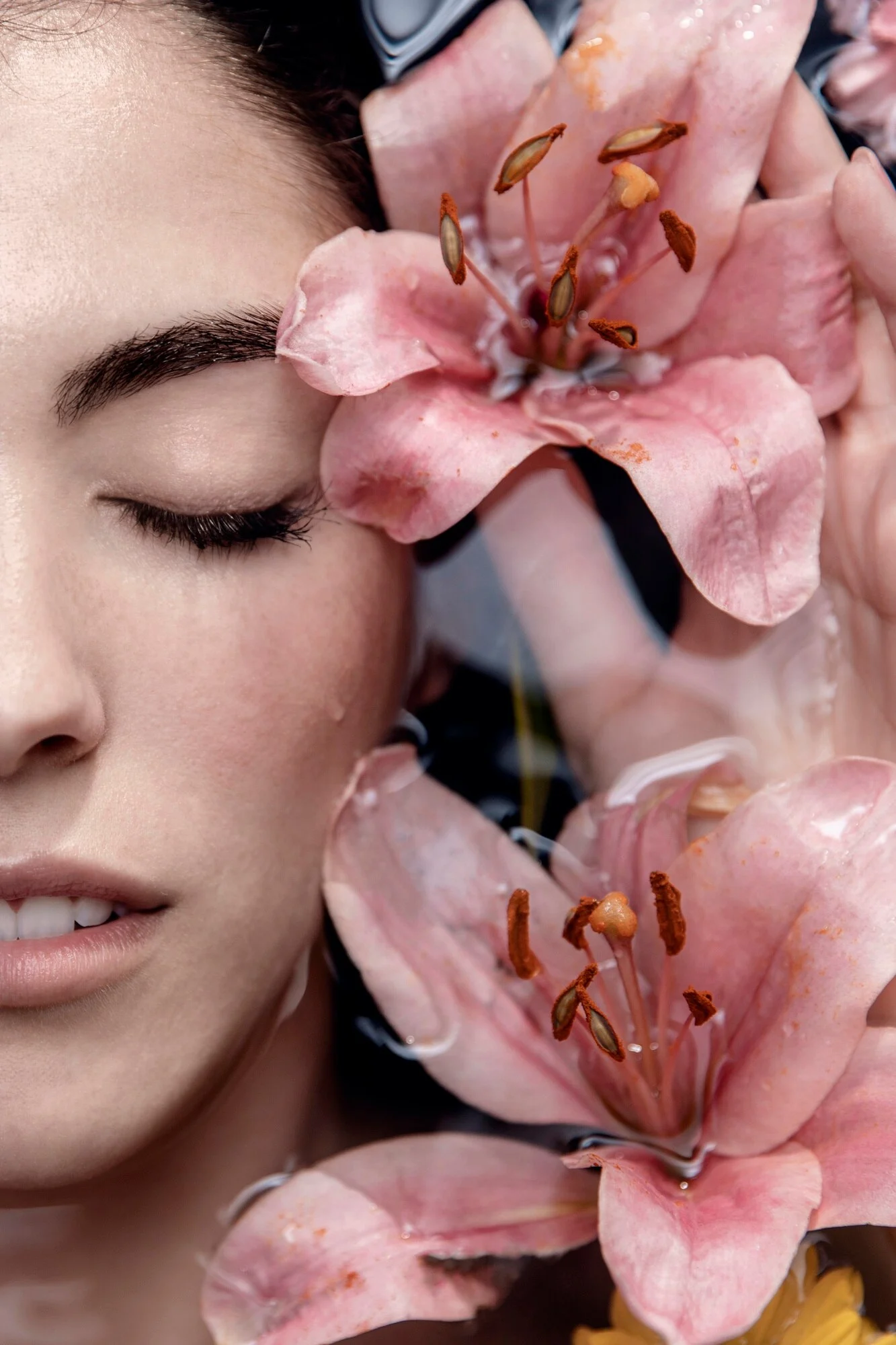 Visuel beauté premium avec fleurs