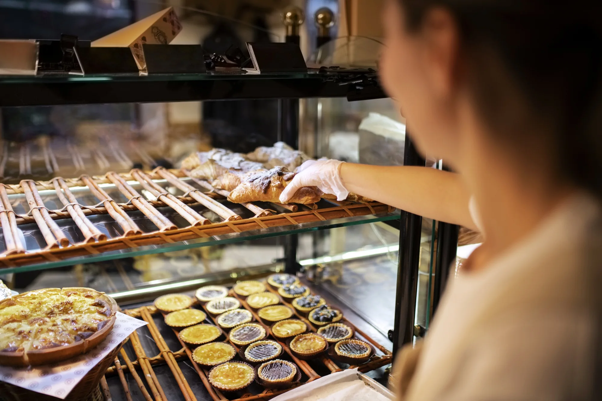 Commerçante présentant des pâtisseries dans une vitrine