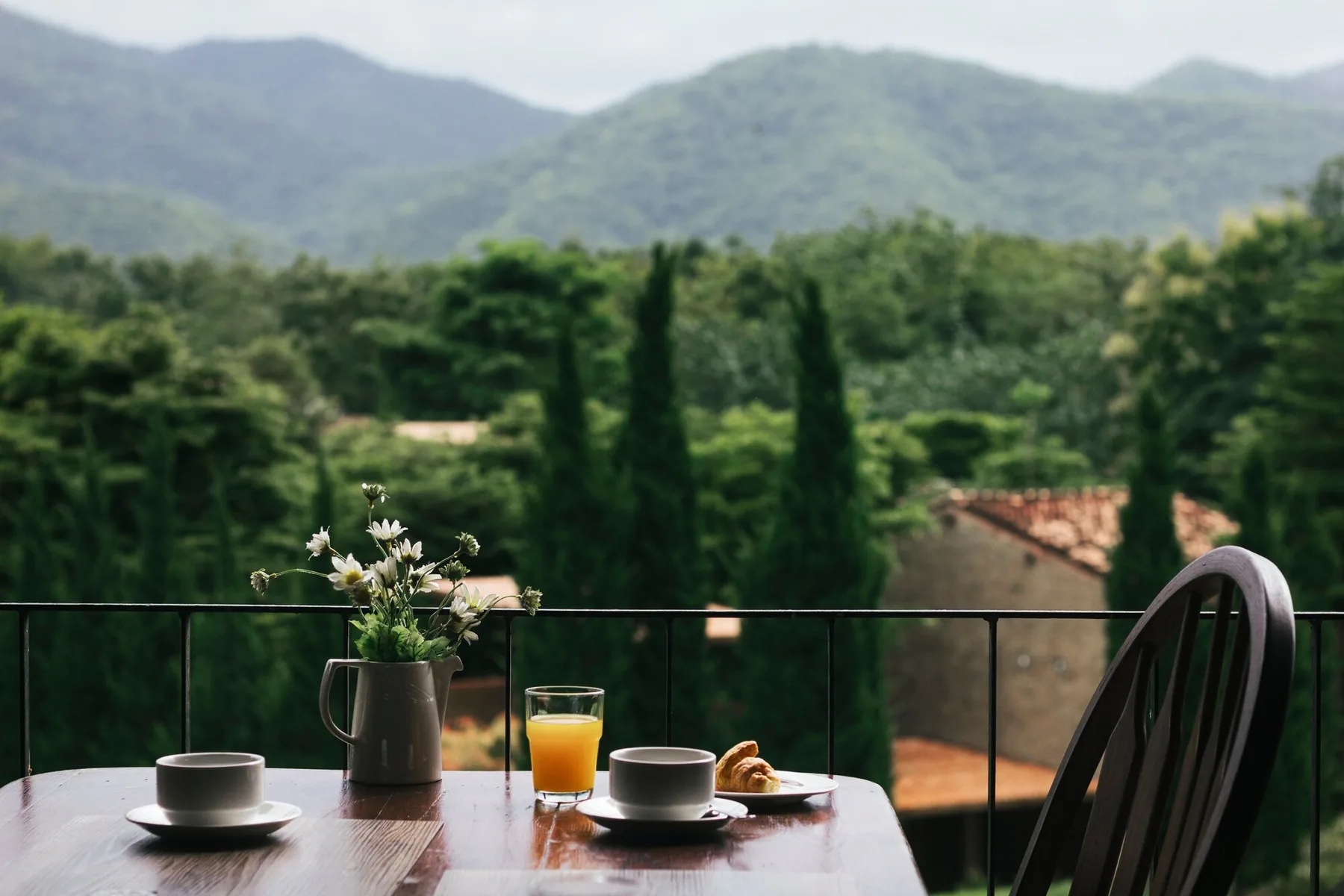 Petit-déjeuner avec vue, illustration d'une expérience en gîte ou chambre d'hôtes