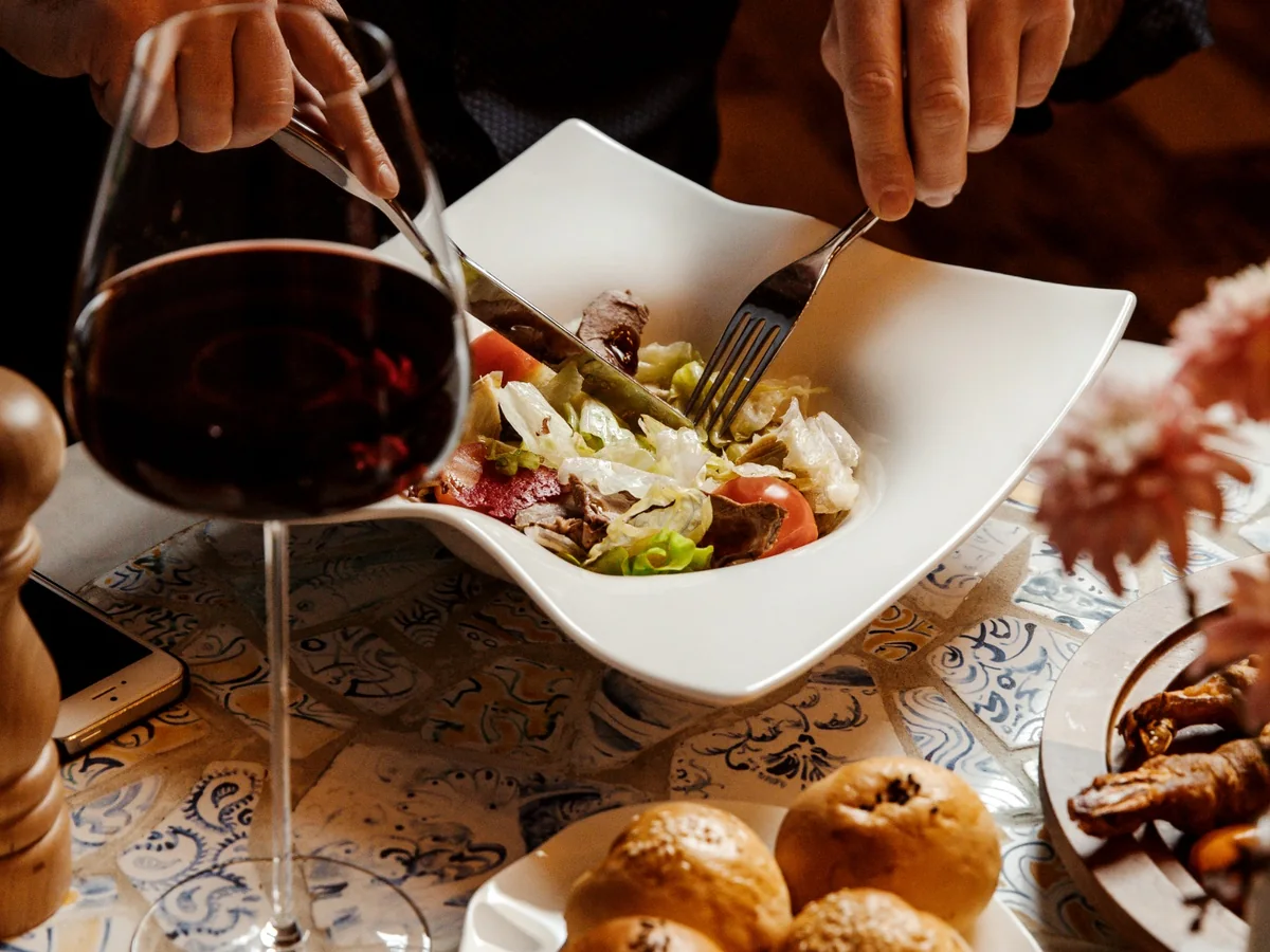 Client prenant un repas au restaurant, photo d’illustration