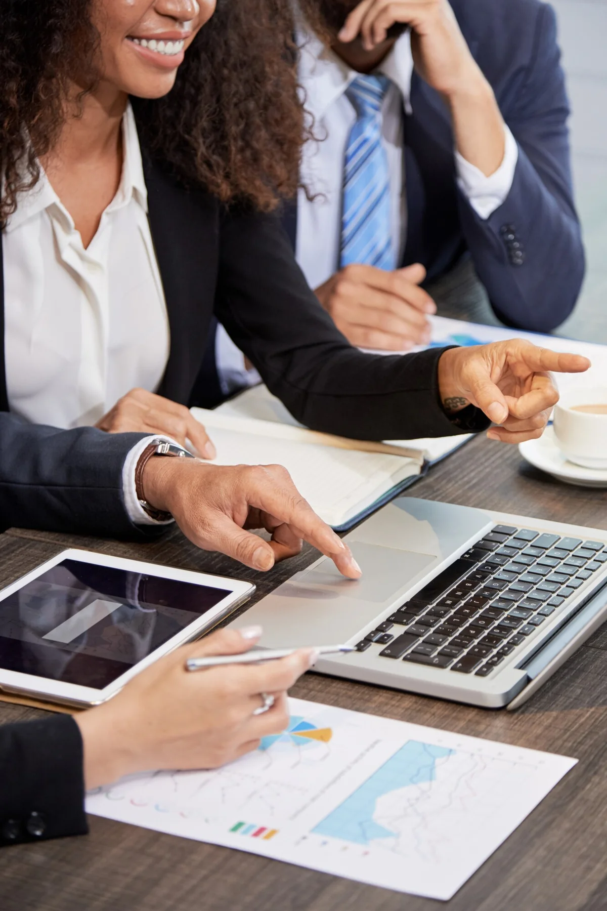 Professionnels travaillant ensemble autour d'un ordinateur