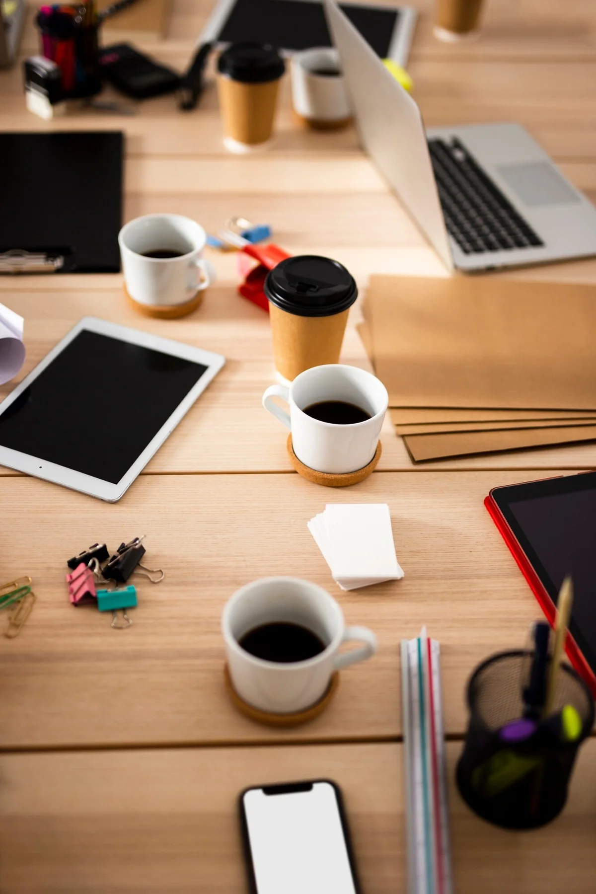 Bureau de travail avec ordinateurs et documents